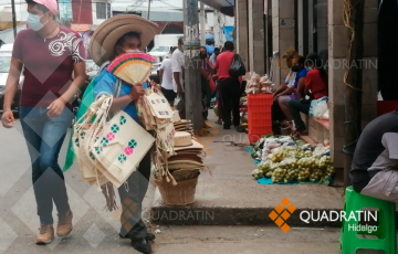 Vendedores ambulantes continúan invadiendo pasos peatonales en Huejutla