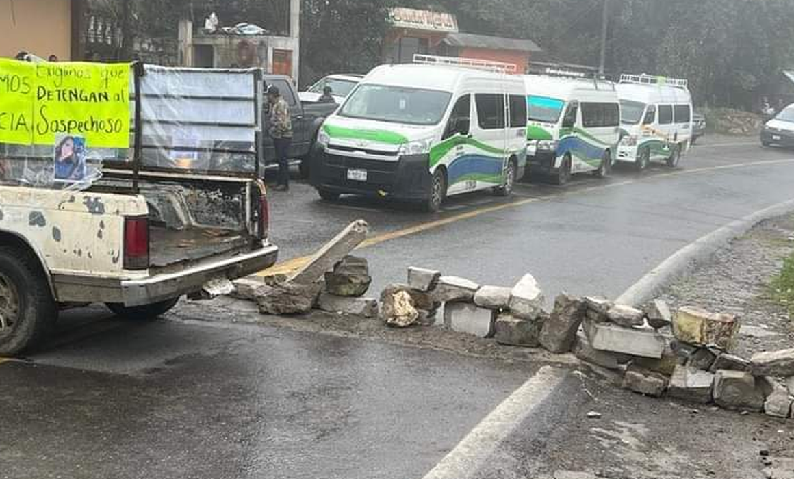 Pobladores bloquean carretera por 2 personas atropelladas en Chapulhuacán