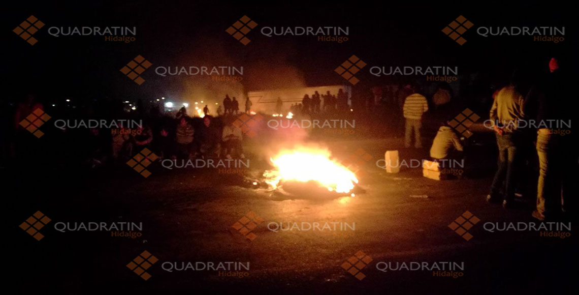 VIDEO | Queman llantas y cierran carretera en San Agustín Tlaxiaca - Quadratín Hidalgo (Registro)