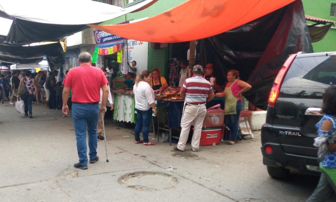 Supervisan venta de mariscos en mercado de Huejutla