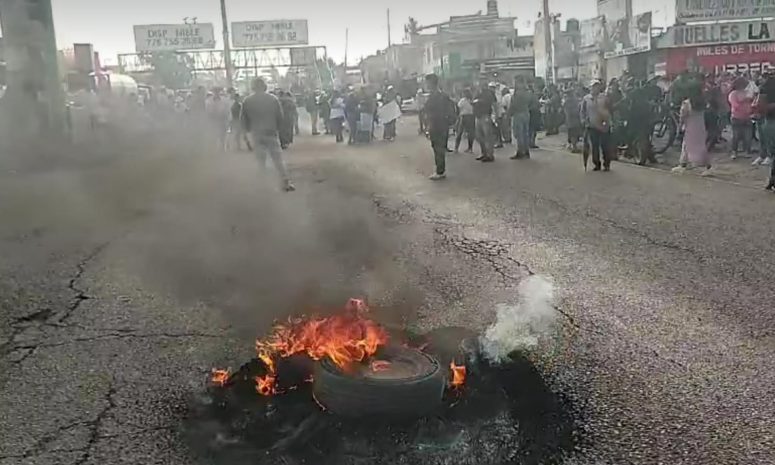 Pobladores de Tulancingo bloquean la México-Tuxpan; exigen justicia