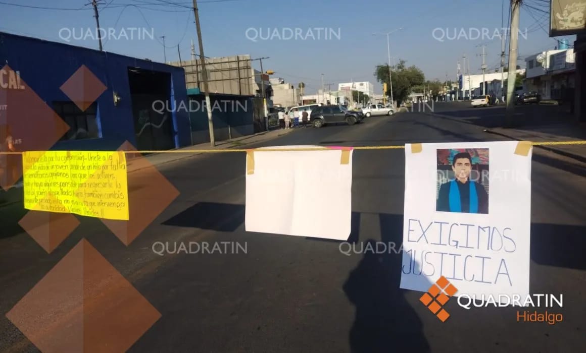 Vecinos bloquean calle en Pachuca por la falta de semáforo