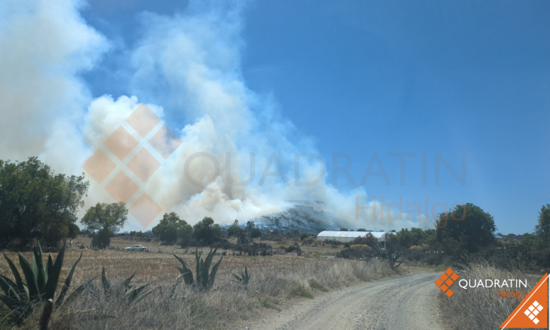 Incendio en Epazoyucan genera columna de humo visible en Pachuca
