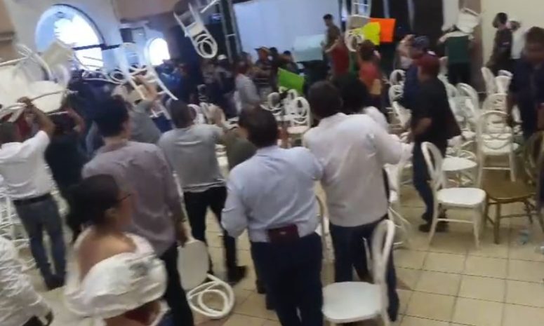 Irrumpen morenistas en evento de Raúl Morón y lo atacan a sillazos