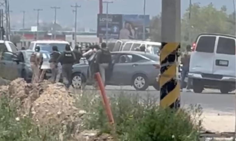 Detienen a sujetos en camioneta con códigos policiales en Las Torres