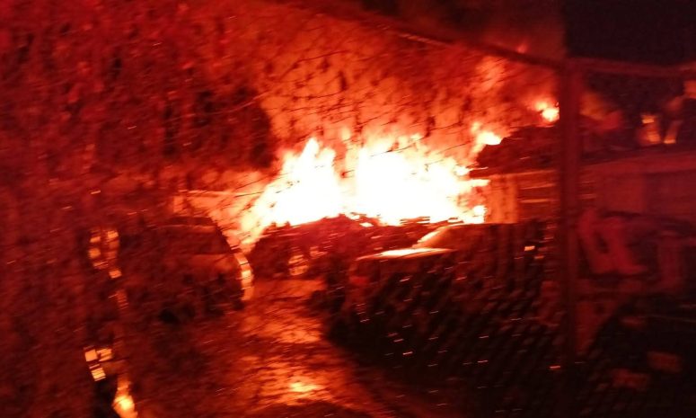 Incendio en deshuesadero de Pachuca moviliza a cuerpo de bomberos