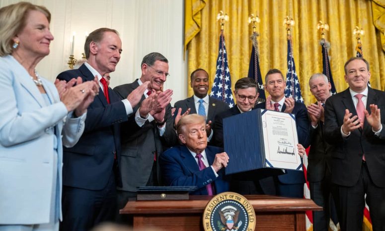 Lanza Trump su propia operadora de telefonía y celular