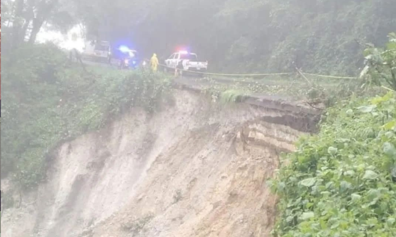 Deslave en carretera México–Tampico pone en riesgo vialidad en Molango