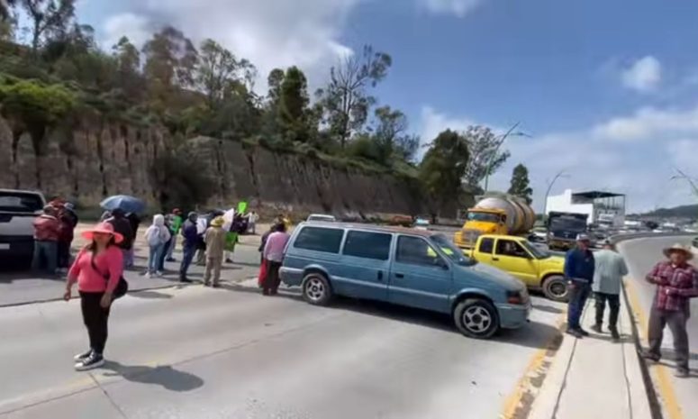 Manifestantes cierran ambos sentidos del bulevar Colosio en Pachuca