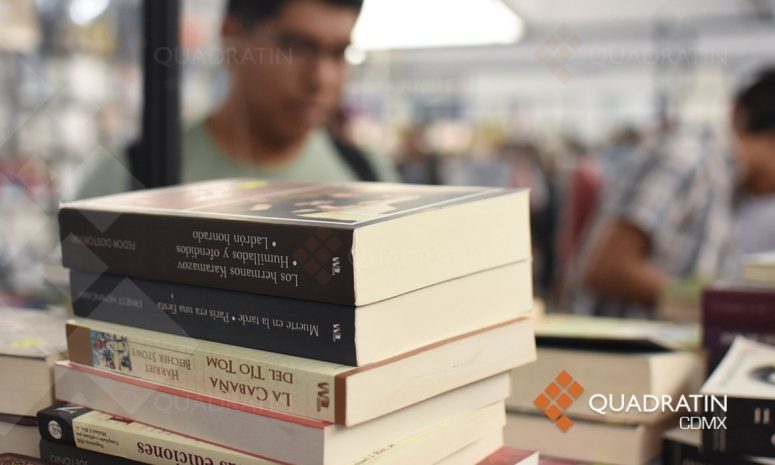 ¿Libro físico o electrónico? Edad del lector influye al elegir