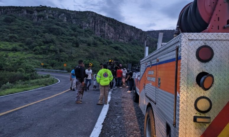 Rescatan a 17 personas atrapadas por crecida de cascada en Tarimoro