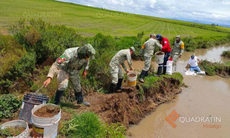 Desazolvan canal en Apan para evitar inundaciones
