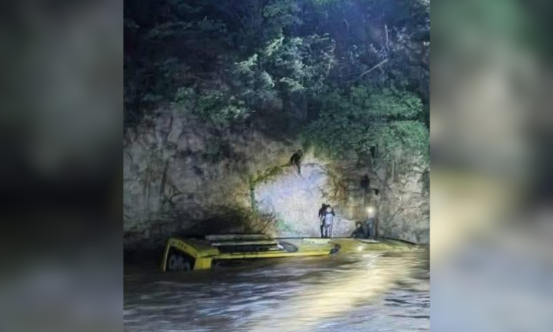 Actualizan saldo por caída de autobús a río de Guerrero; son 15 heridos