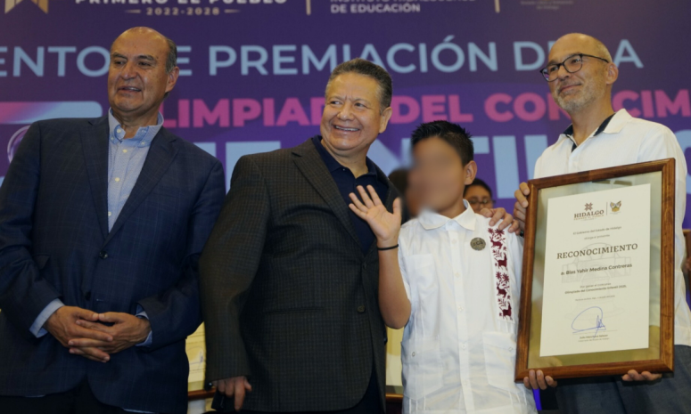 Reconoce Menchaca a ganadores de Olimpiada del Conocimiento en Hidalgo