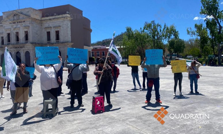 Ejidatarios reclaman tierras frente al Palacio de Gobierno en Pachuca