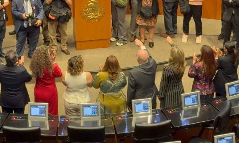 Corrupta, repite Lilly Téllez con megáfono a la ya embajadora Pavlovich