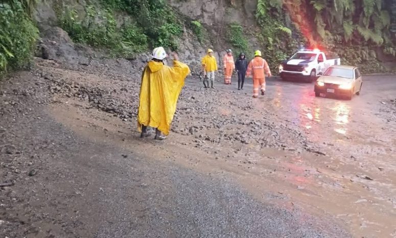 Cierran carretera Tenango de Doria–Tulancingo por deslave