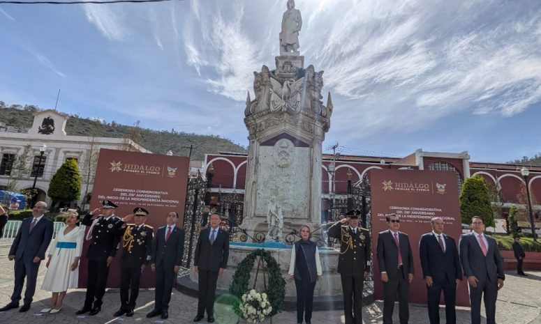 Encabeza gobernador desfile cívico-militar en Pachuca