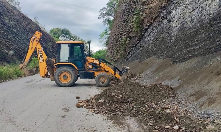 Retiran derrumbes y habilitan carreteras estatales de Hidalgo