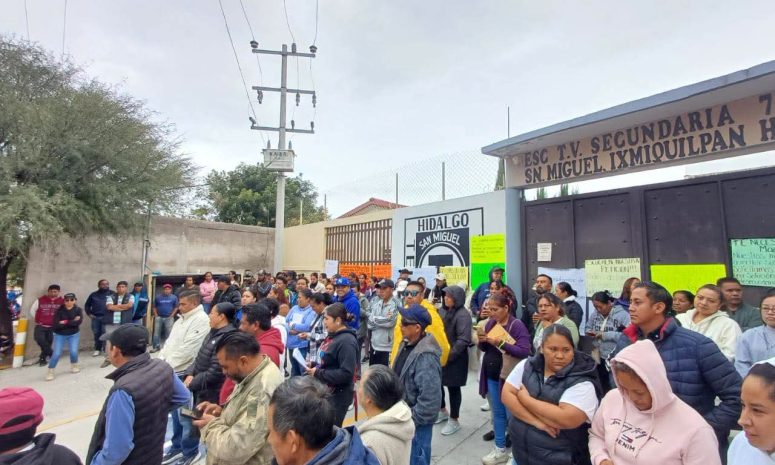 Se manifiestan en Telesecundaria de Ixmiquilpan por sobrecupo de alumnos