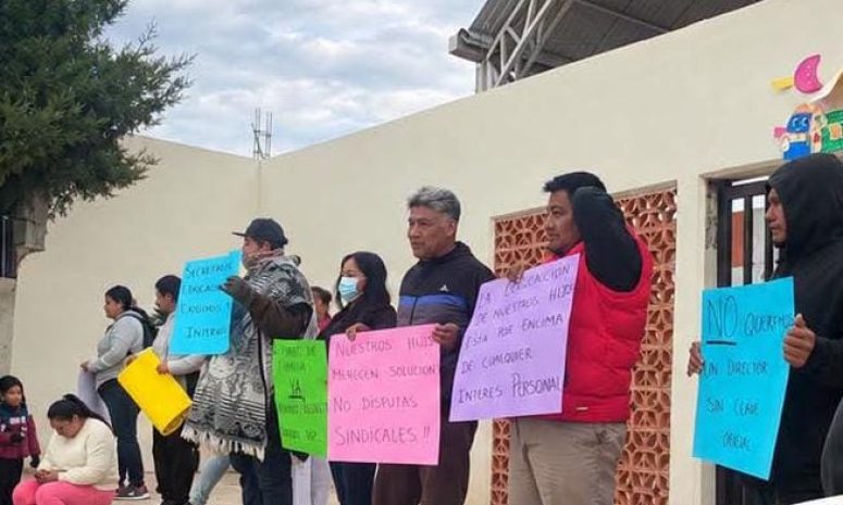 Protestan padres de Zimapán por director escolar; cuestionan perfil