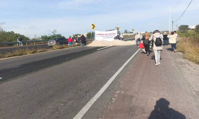 Bloquean México-Laredo en Ixmiquilpan; exigen liberación de presos