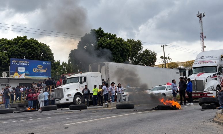 Exhuman 2 cuerpos para Casas del Bienestar y vecinos bloquean carretera en Atotonilco