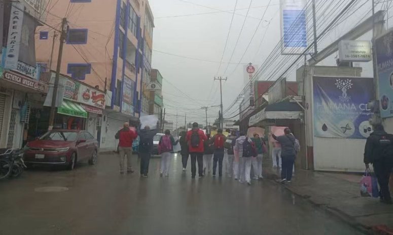 Cumplen 2 días de bloqueo trabajadores del IMSS en Tepeji del Río