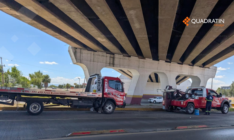 Operan 2 grúas privadas en el carril confinado del Tuzobús sin contrato ni pago